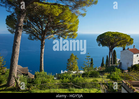 Garten der Villa Rufolo mit Blick auf die Amalfi-Küste und den Golf von Salerno, Ravello, Kampanien, Italien Stockfoto