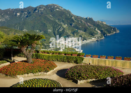 Blume Garten der Villa Rufolo mit Blick auf die Amalfi-Küste und den Golf von Salerno, Ravello, Kampanien, Italien Stockfoto