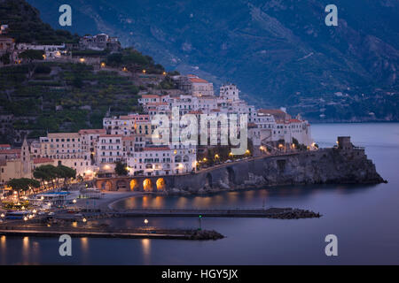 Am frühen Morgen Dämmerung Blick auf Amalfi, Golf von Salerno, Kampanien, Italien Stockfoto