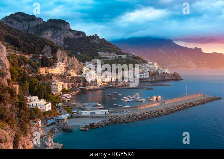 Sunrise Blick auf Amalfi, Golf von Salerno, Kampanien, Italien Stockfoto