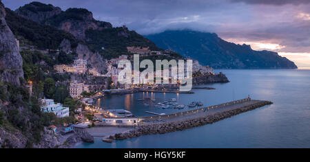 Am frühen Morgen Dämmerung Blick auf Amalfi, Golf von Salerno, Kampanien, Italien Stockfoto