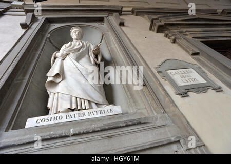 Blick auf die Statue des Politikers Cosimo Pater Patriae Florenz Italien Stockfoto