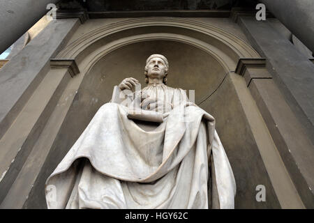 Statue von Luigi Pampaloni Arnolfo di Cambio Palazzo dei Gaetono Baccani Florenz Italien Stockfoto