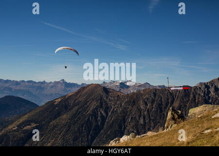 Ein Parapenter im Tal von Chamonix fliegen Stockfoto