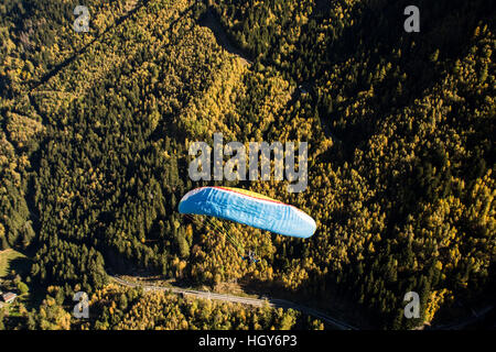 Ein Parapenter im Tal von Chamonix fliegen Stockfoto