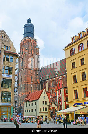 Die St. Elizabeth Church verbirgt sich hinter den Häusern der alten Odrzanska Straße, direkt neben dem Marktplatz Stockfoto