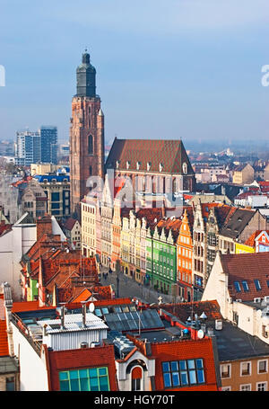 Die hohen Glockenturm und die große Basilika der Hl. Elisabeth ist gut zu sehen von der Spitze der St. Maria-Magdalena-Kirche Stockfoto