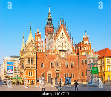 Das alte Rathaus (Stary Ratusz) steht im Zentrum der Stadt Marktplatz (Rynek) Stockfoto