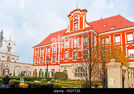 Die Ossolineum oder im Nationalinstitut Ossolinski verbindet Library and Museum, verziert mit dem barocken Park und den angrenzenden Stockfoto