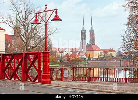 Die Piaskowy (Sand)-Brücke ist der beste Ort für Spaziergang und genießen Sie den Blick auf die Odra, Ostrow Tumski mit Glockentürme der Stockfoto