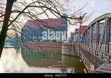 Die Mynski-Brücke über den Fluss Oder führt zu der Wyspa Piasek, die alten Backstein-Kirche St. Maria auf dem Sand Stockfoto