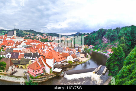 Cesky Krumlov ist eine kleine Stadt in der Tschechischen Republik, am besten bekannt für die schöne Architektur und Kunst auf die historische Altstadt und die Burg. Es steht Stockfoto