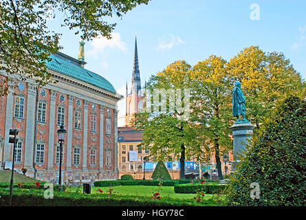 Der malerische Garten des Haus des Adels mit dem Denkmal Gustaf Eriksson Vasa und der Turm der Kirche Riddarholm Stockfoto