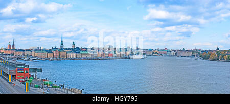 STOCKHOLM, Schweden - 3. Oktober 2010: Die Aussicht auf Gamla Stan mit dem Kai von Skeppsbron, Kirchtürme und Fliesen Stockfoto