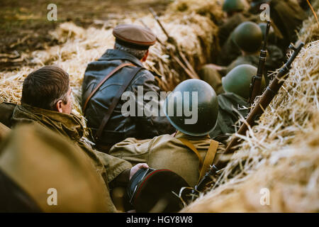 MOGILEV, Weißrussland - 8. Mai 2015: Rekonstruktion der Schlacht während Veranstaltungen zum 70. Jahrestag des Sieges des Sowjetvolkes im der Grea Stockfoto