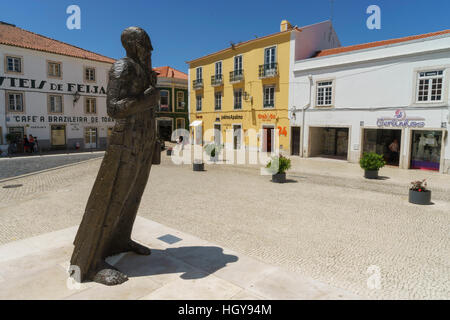 Statue des São Pedro (St. Peter) außerhalb der Kirche Igreja de São Pedro auf João Luís de Moura Torres Vedras, Portugal Stockfoto