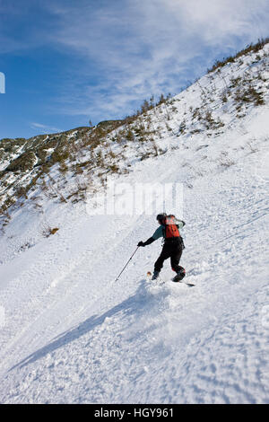 Telemarken "The Seven" in der großen Schlucht auf die Headwall König Schlucht in New Hampshire White Mountains.  König-Schlucht ist ein Gletscher Cirque auf Stockfoto