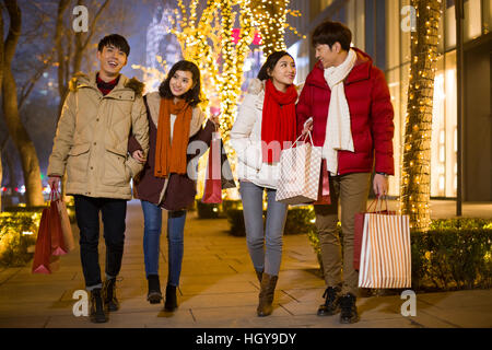 Glückliche junge Freunde einkaufen für Chinese New Year Stockfoto