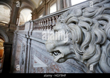 Caserta, Italien - 29. Juli 2016: Details einer Löwen-Statue in der Halle der Haupttreppe des königlichen Palast von Caserta, Kampanien, Italien. Stockfoto