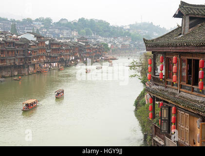 Traditionelles Bootsausflüge durch das historische Zentrum von Fenghuang City, China. Stockfoto