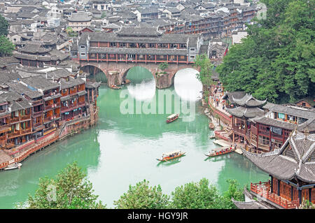 Romantische Aussicht auf das historische Zentrum von Fenghuang Stadt in China. Stockfoto