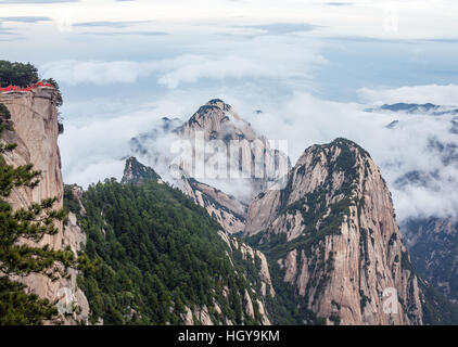 Malerische Aussicht vom höchsten Punkt des Huashan-Berge, China bei Sonnenuntergang. Stockfoto