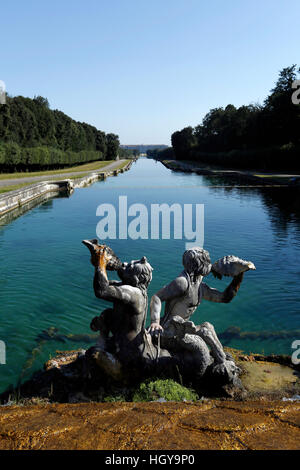 Caserta, Italien - 29. Juli 2016: Brunnen von Venus und Adonis im königlichen Palast-Gärten von Caserta, Kampanien, Italien. Stockfoto