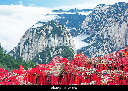 Huashan Bergmajestäten mit unvergesslichen roten Bändern und traditionelle Vorhängeschlösser von liebenden Menschen im Huashan Gebirge, China Stockfoto