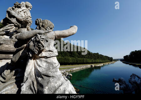 Caserta, Italien - 29. Juli 2016: Brunnen von Venus und Adonis im königlichen Palast-Gärten von Caserta, Kampanien, Italien. Stockfoto