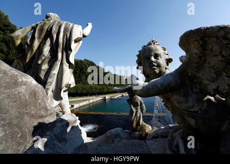 Caserta, Italien - 29. Juli 2016: Brunnen von Venus und Adonis im königlichen Palast-Gärten von Caserta, Kampanien, Italien. Stockfoto