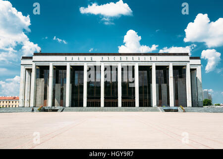 Gebäude der Palast der Republik In Oktjabrskaja Square - Sehenswürdigkeit In Minsk, Weißrussland. Stockfoto