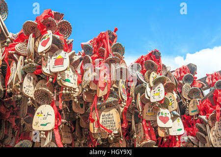 Viel Glück chinesische Souvenirs auf einem Hintergrund des blauen Himmels im touristischen Zentrum von Lijiang, China Stockfoto