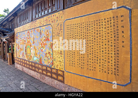 Naxi Dongba Gemälde in Lijiang, China. Nur ein paar Dutzend ältere Menschen können diese Zeichen im Moment lesen. Stockfoto