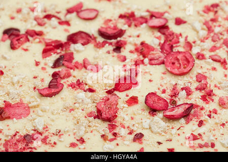 Weiße Schokolade Hintergrund mit Beeren und nougat Stockfoto