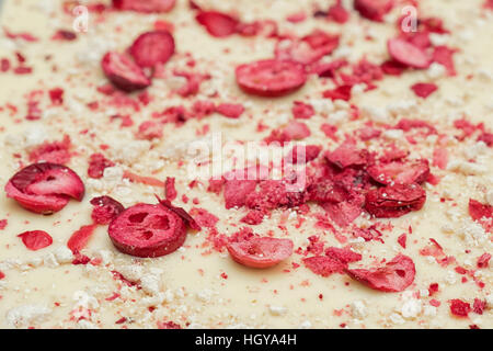 Weiße Schokolade Hintergrund mit Beeren und nougat Stockfoto