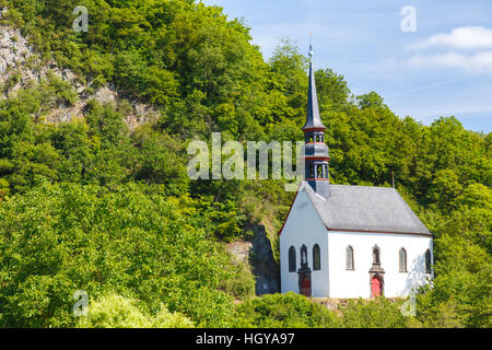 Deutsche Kirche auf Felsen In Ahrbruck, Landkreis Ahrweiler In Rheinland-Pfalz, Deutschland. Stockfoto