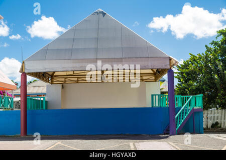 Eine leere blau und grün-Bühne mit weißem Hintergrund Stockfoto