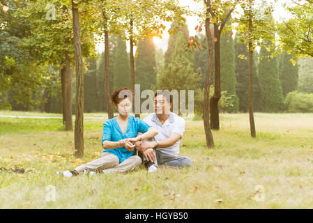 Glücklich zärtlich lächelnd Senior Couple Outdoor Portrait Stockfoto