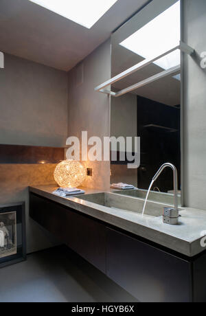 Interieur mit modernen minimal elegante Badezimmer in Italien Stockfoto