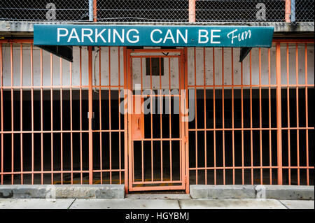 "Parken kann Spaß machen" Zeichen ausserhalb Parkgarage, Innenstadt von Memphis, Tennessee, USA Stockfoto