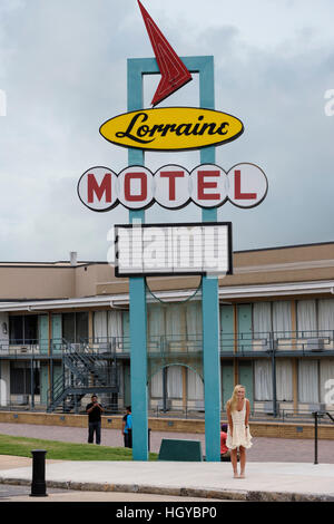 Junge Frau posiert für ein Foto unter dem Lorraine Motel Neon Schild, National Civil Rights Museum, Memphis, Tennessee, USA Stockfoto