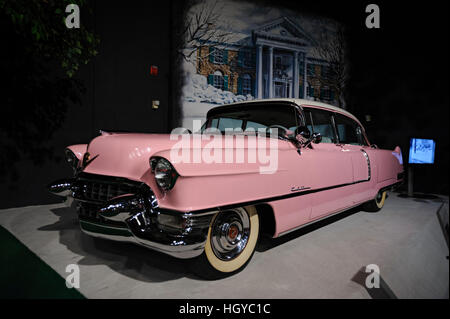 Elvis' rosafarbener Cadillac wird im Elvis Presley Automotive Museum, Graceland, Memphis, Tennessee, USA, ausgestellt Stockfoto