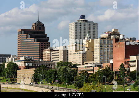 Die Memphis Skyline, Tennessee, USA. Das höchste Gebäude in Memphis seit 1965 ist der 100 North Main (weißes Gebäude in der Bildmitte). Stockfoto