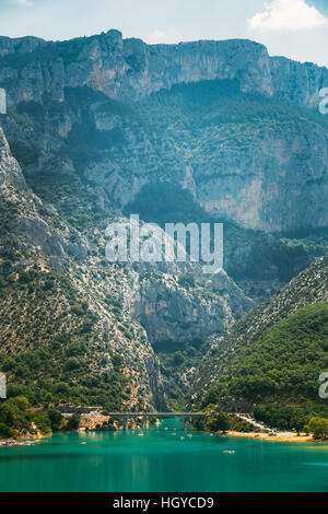 Brücke über den See Sainte-Croix im Südosten Frankreichs. Provence-Alpes-Cote d ' Azur. Verdon-Schlucht Stockfoto