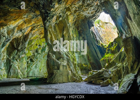 Die große Höhle der Kathedrale Steinbruch am Tilberthwaite im Lake District Stockfoto