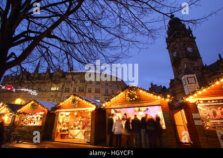 Die Käufer auf dem Weihnachtsmarkt im Schatten des Rathauses (dargestellt) auf Fargate in Sheffield City Centre Yorkshire England Stockfoto