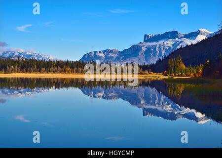 Einem schönen Landschaftsbild des Gebirges Miette reflektiert in dem ruhigen Wasser des Sees Jasper Stockfoto