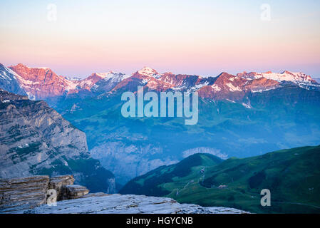 Morgenlicht auf Gipfeln über Mürren und Lauterbrunnental in den Schweizer Alpen von den Rotstock Stockfoto