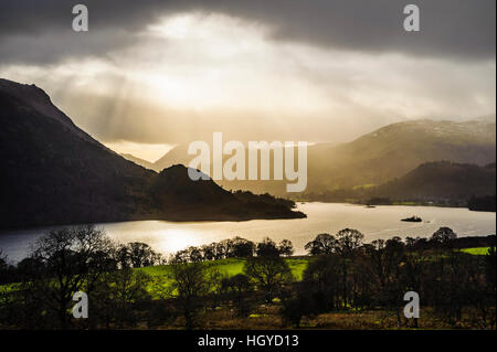 Sonne bricht durch die Wolken über Ullswater im Lake District Stockfoto