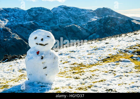 Am großen Giebel im Lake District mit Scafell und Scafell Pike hinter hohen Schneemann Stockfoto